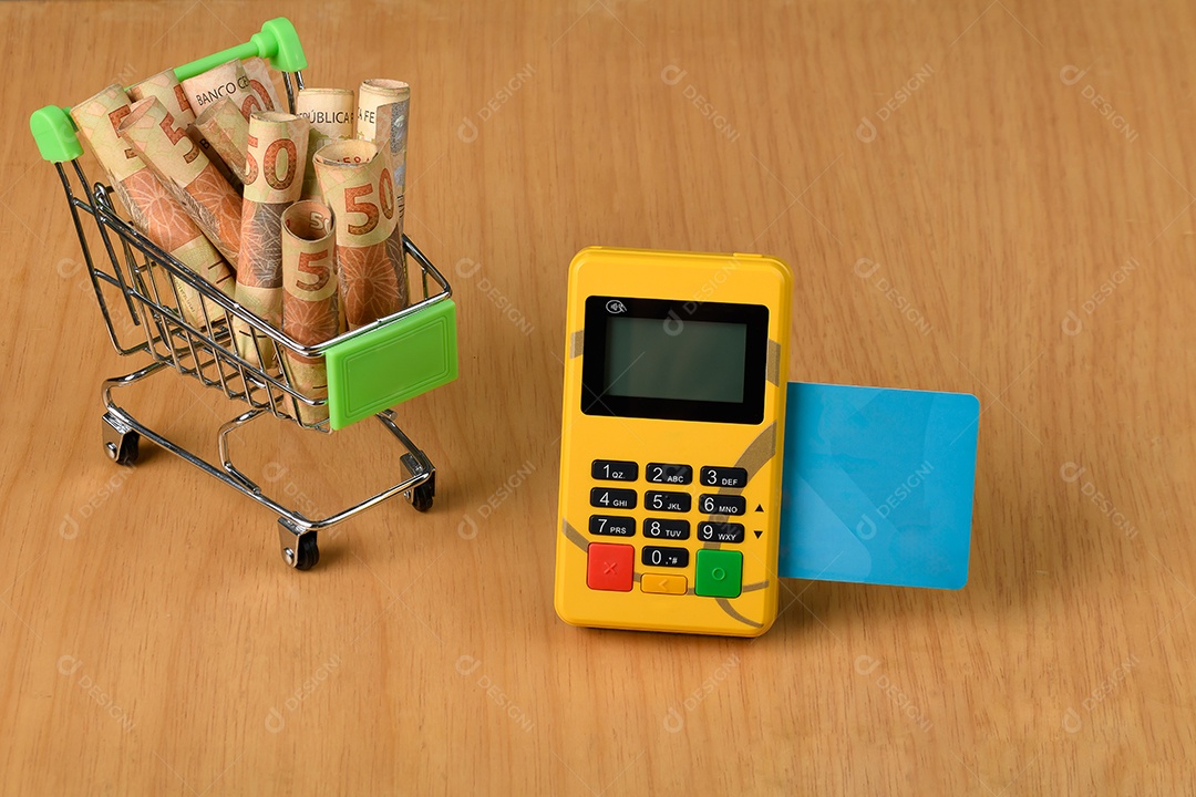 Carrinho de compra com maquina de passar cartão