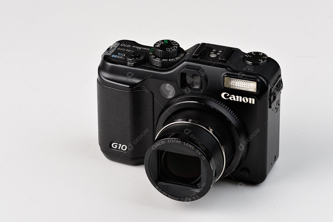 Cameras fotográficas sobre fundo branco