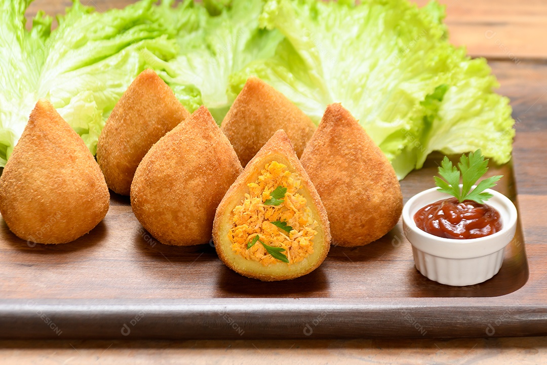 Tábua de madeira com deliciosas coxinha de frango