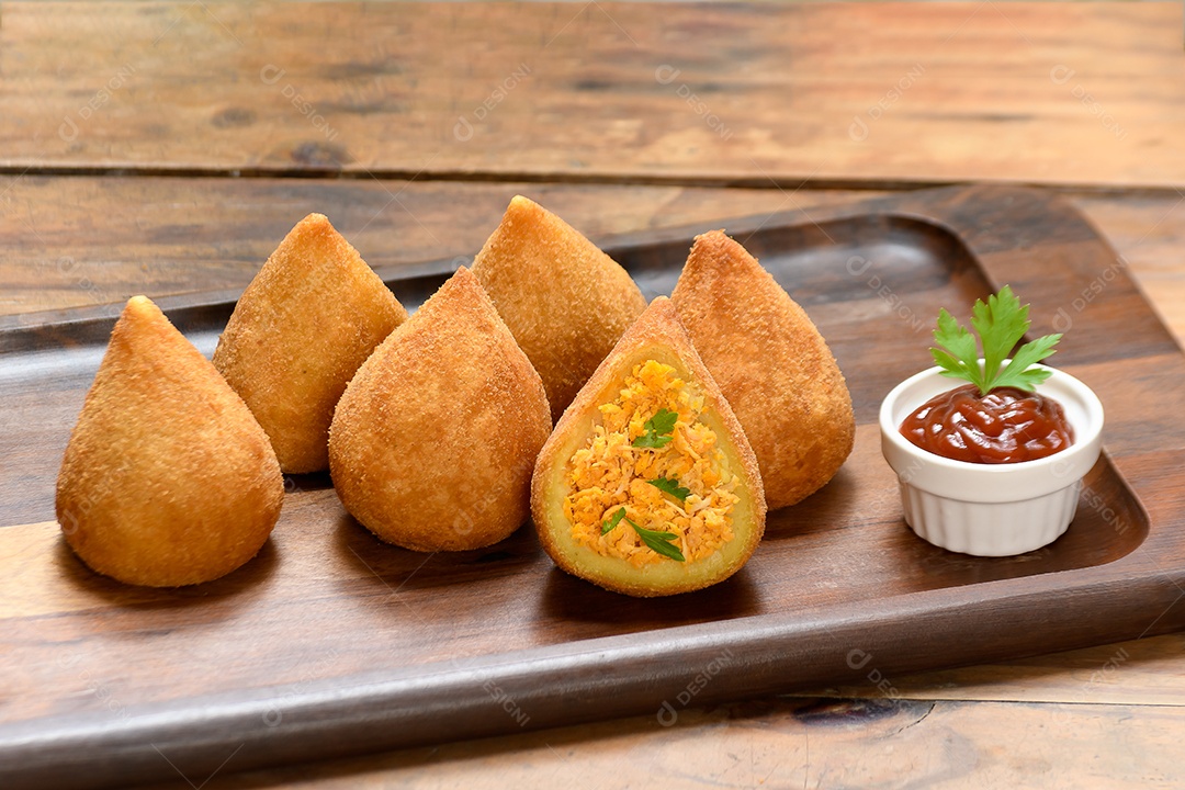 Deliciosa tábua de coxinhas de frango com molho de ketchup