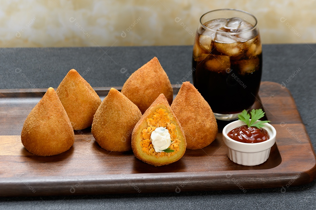 Deliciosas coxinhas com catupiry e coca cola