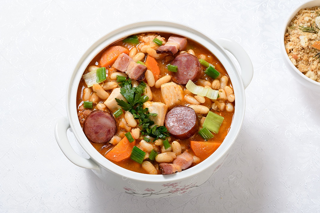 Cassoulet deliciosa de linguiça com garnições ao lado