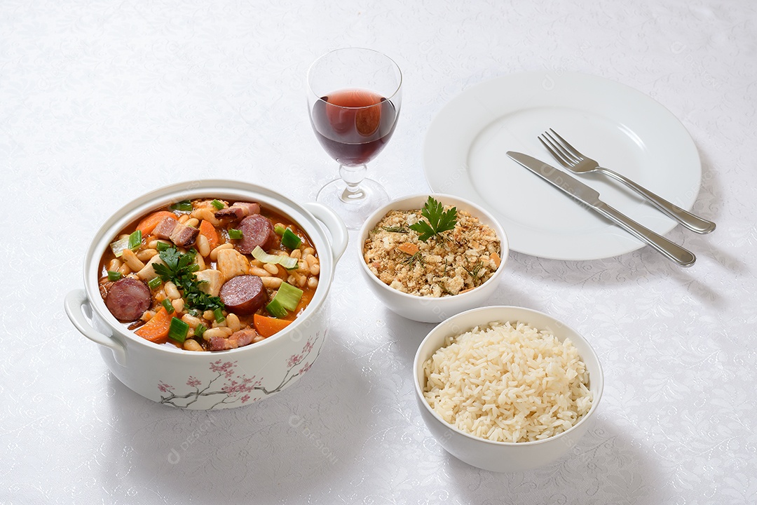 Cassoulet deliciosa de linguiça com garnições ao lado