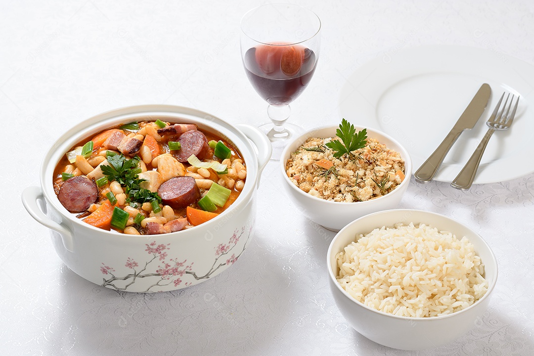 Cassoulet deliciosa com garnições ao lado