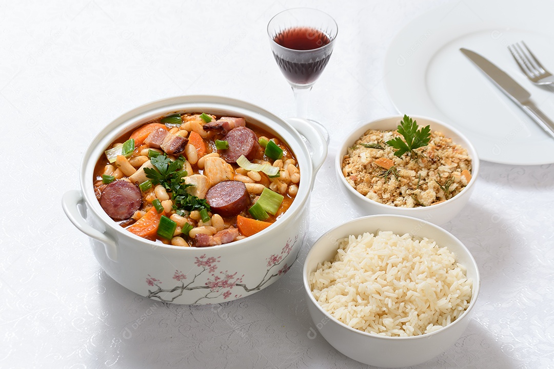 Cassoulet deliciosa com garnições ao lado
