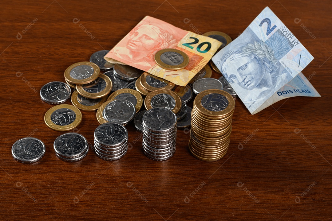 Muitas moedas sobre fundo de madeira