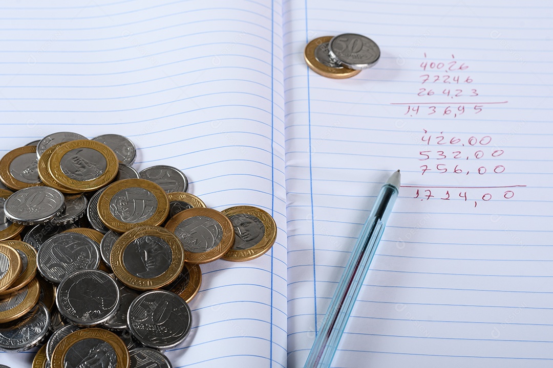 Muitas moedas sobre um caderno