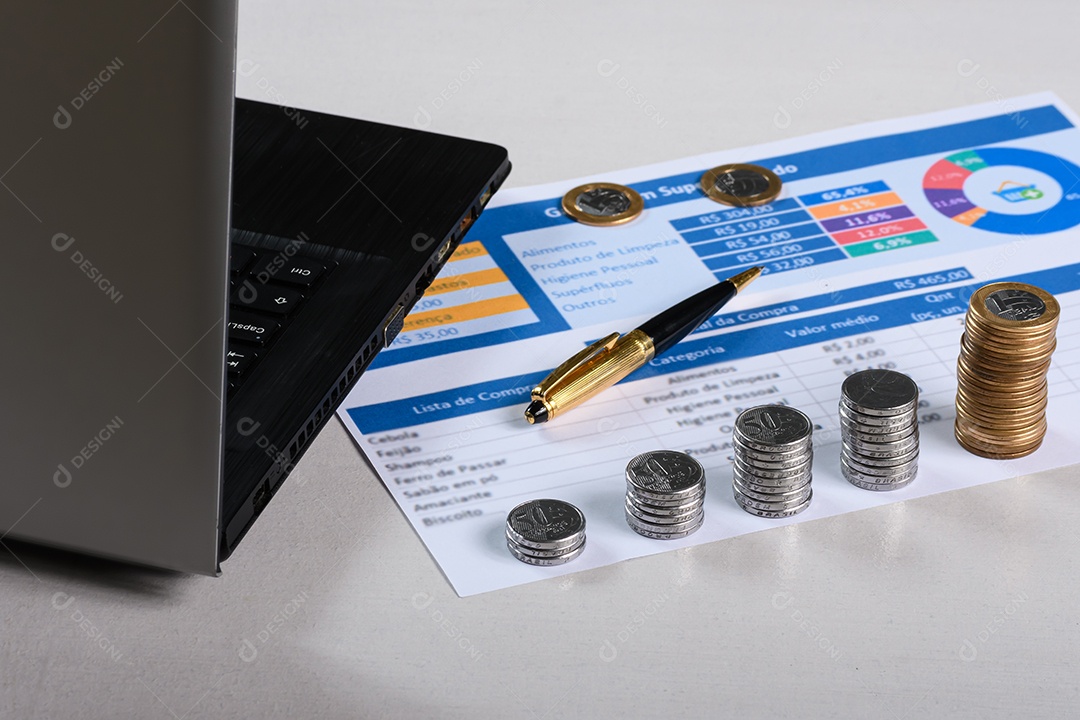Computador com tabela e moedas
