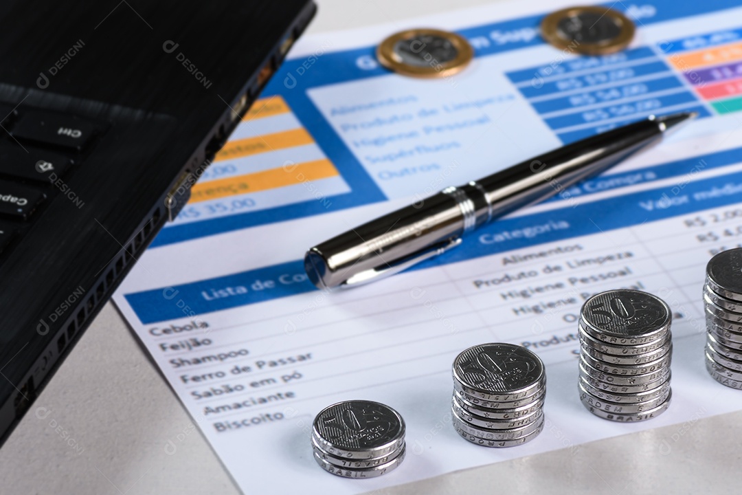 Computador com tabela e moedas