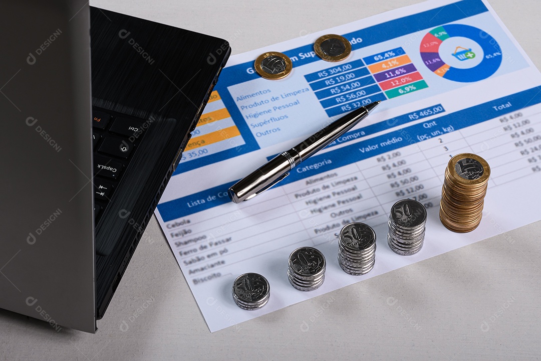 Laptop mão marcando lista de economia com moedas