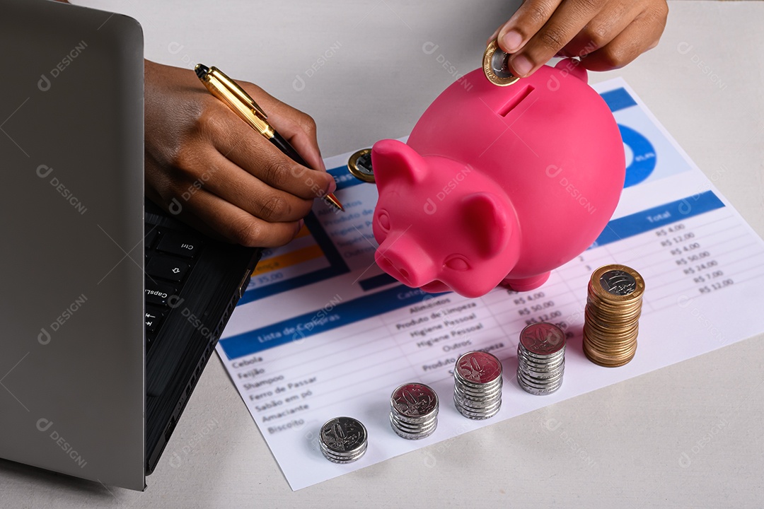 Laptop mão marcando lista de economia com moedas