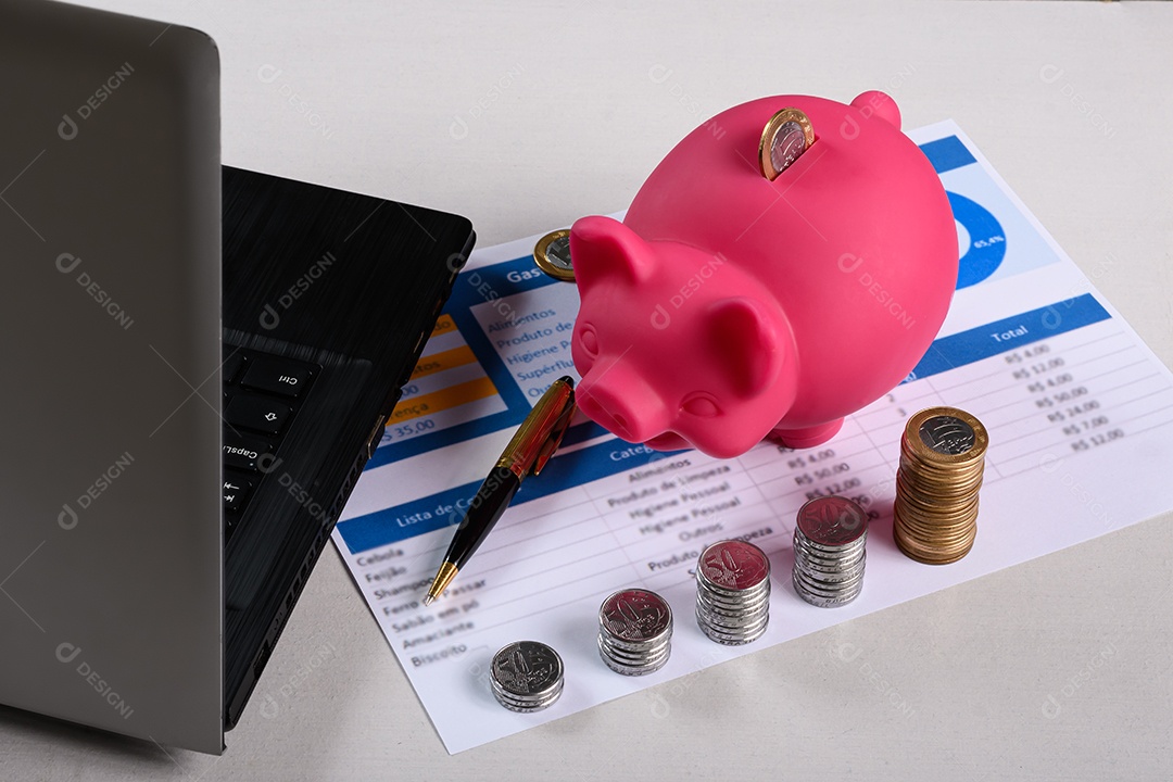 Laptop tabelas de economia e porco cheio de moedas