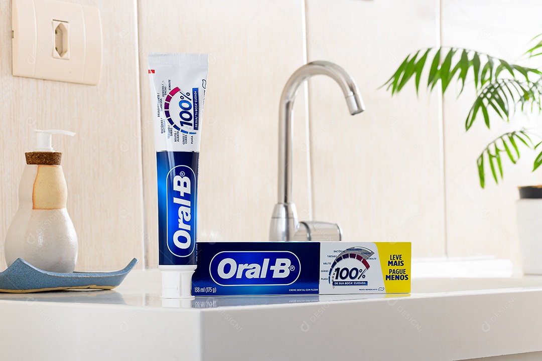 Caixas de creme dental oral b sobre bancada de um banheiro