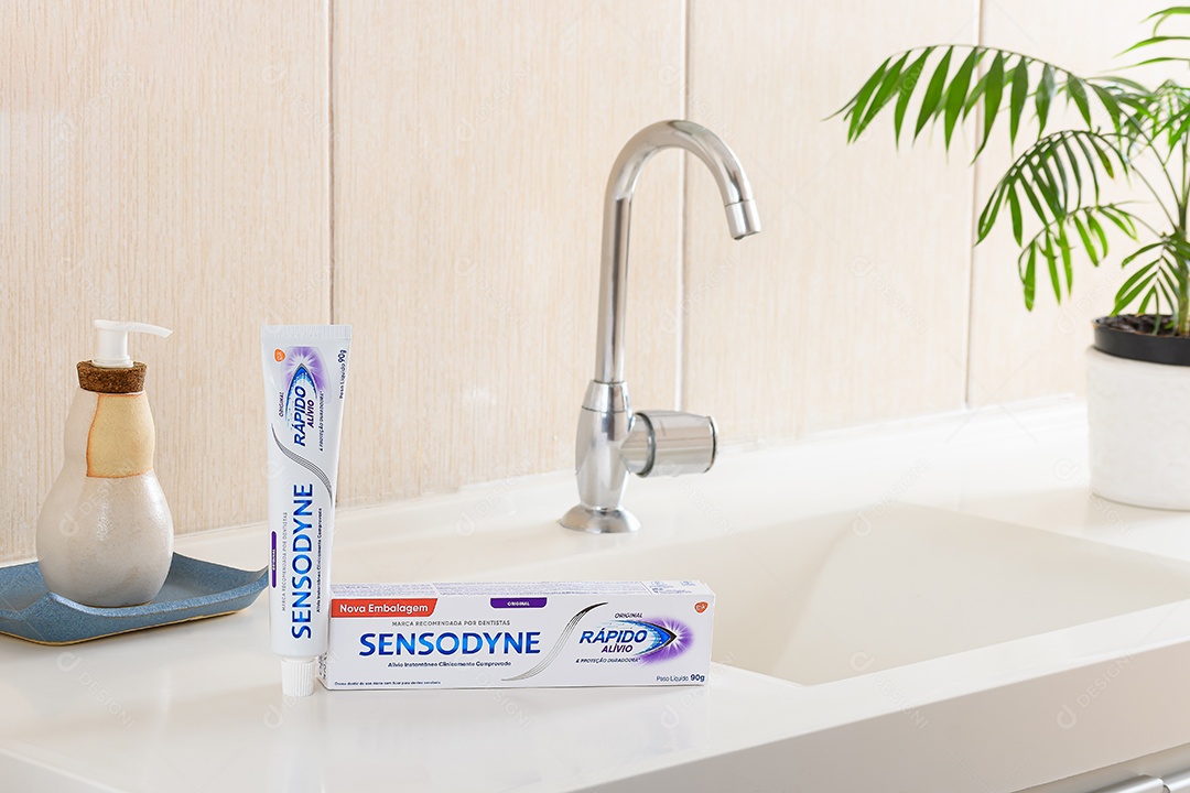 Caixas de pasta de dente sobre uma pia de banheiro