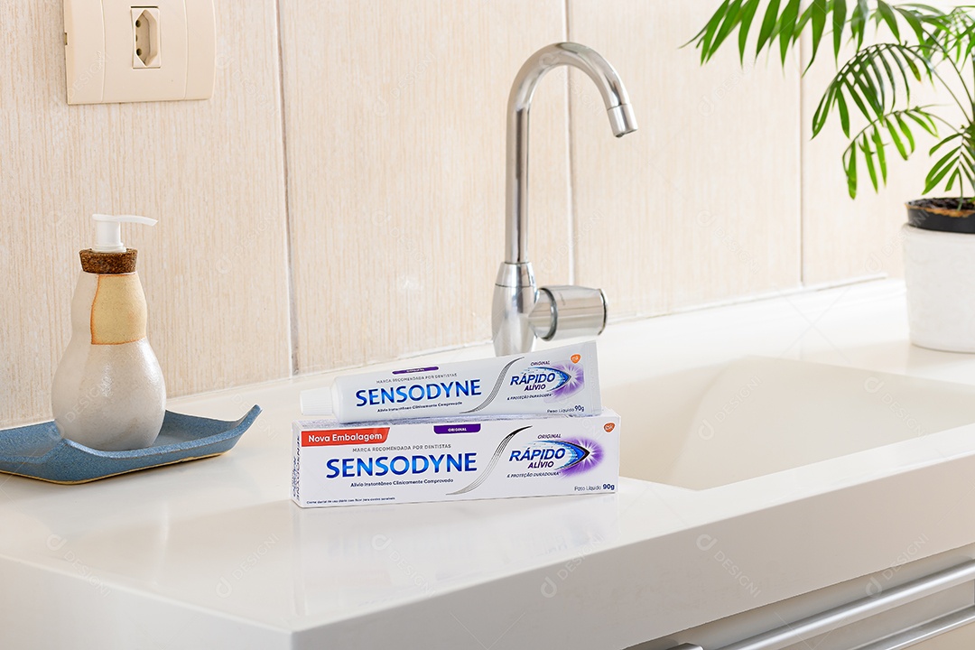 Pasta de dente sobre uma pia de banheiro