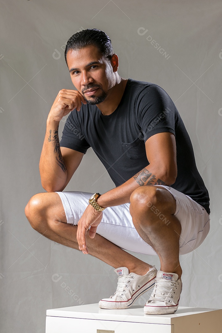 Um homem belo e charmoso com pose