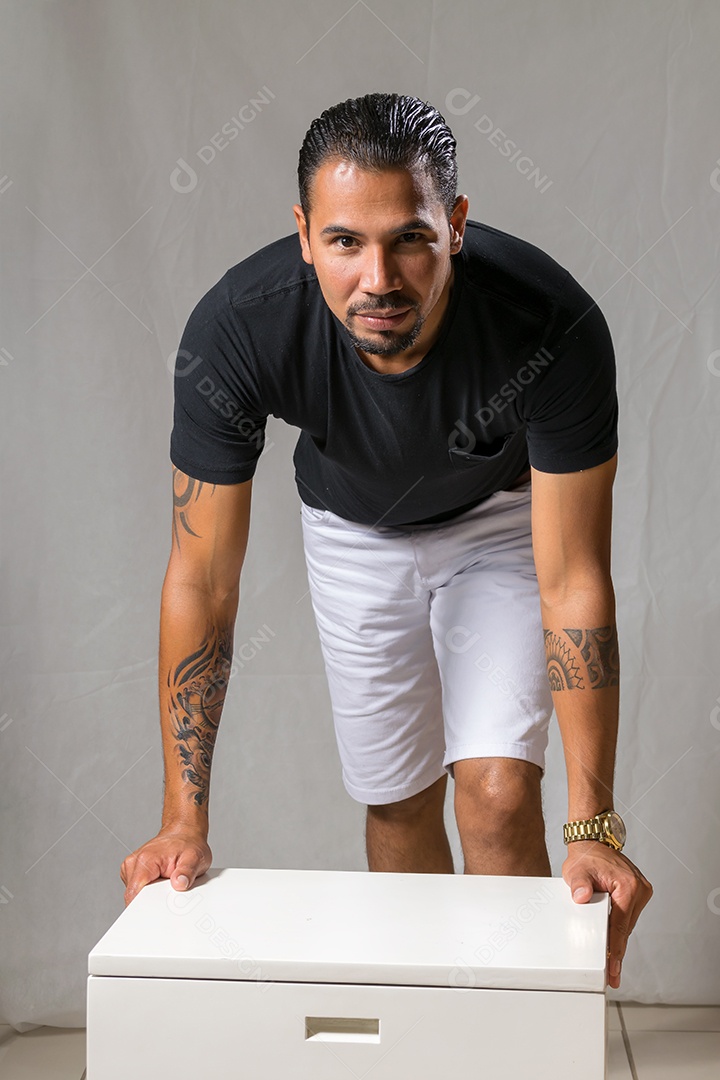 Um lindo homem modelo fazendo pose