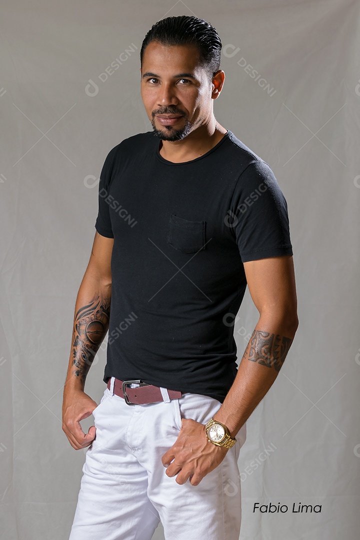 Um lindo homem modelo posando para fotos