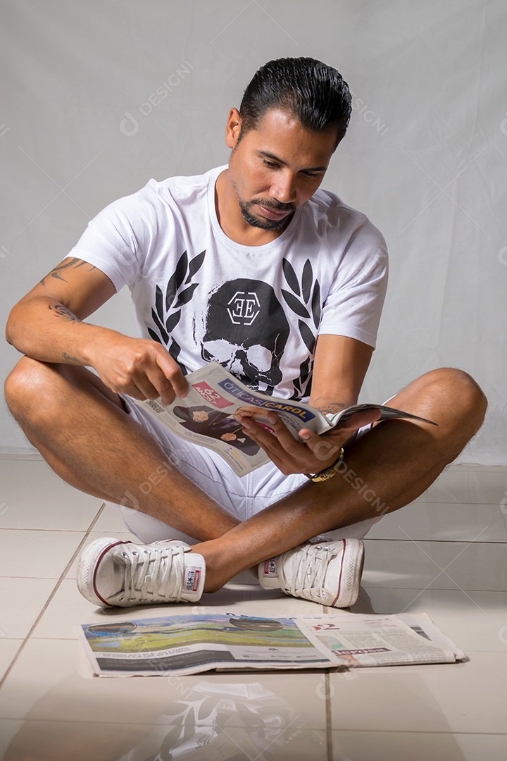 Um homem charmoso lendo jornais