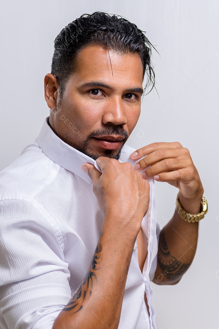 Um homem bonito charmoso olhando fixadamente