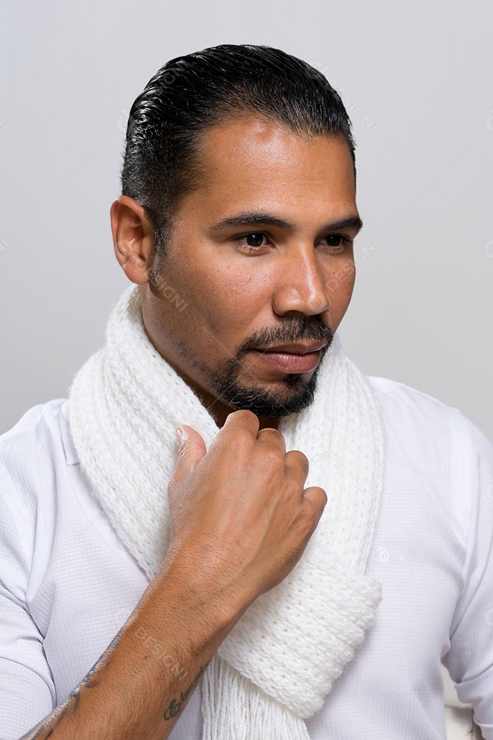 Um lindo homem com roupão branco e olhando para o lado