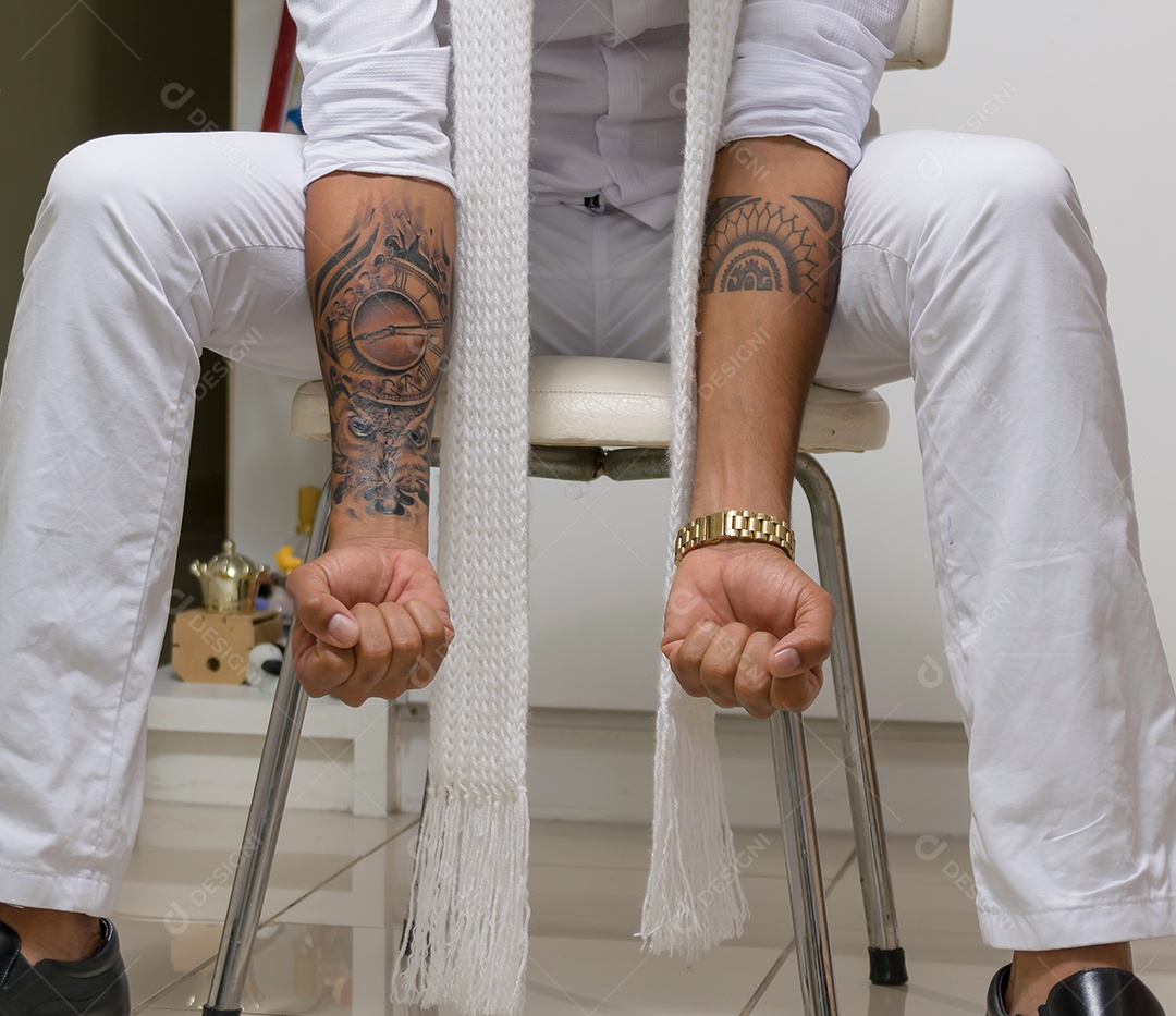 Homem charmoso mostrando sua tattos