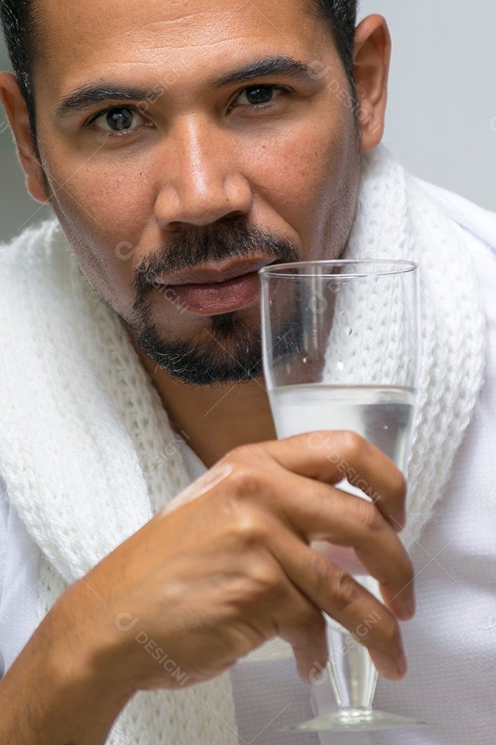 Um homem bem charmoso tomando água