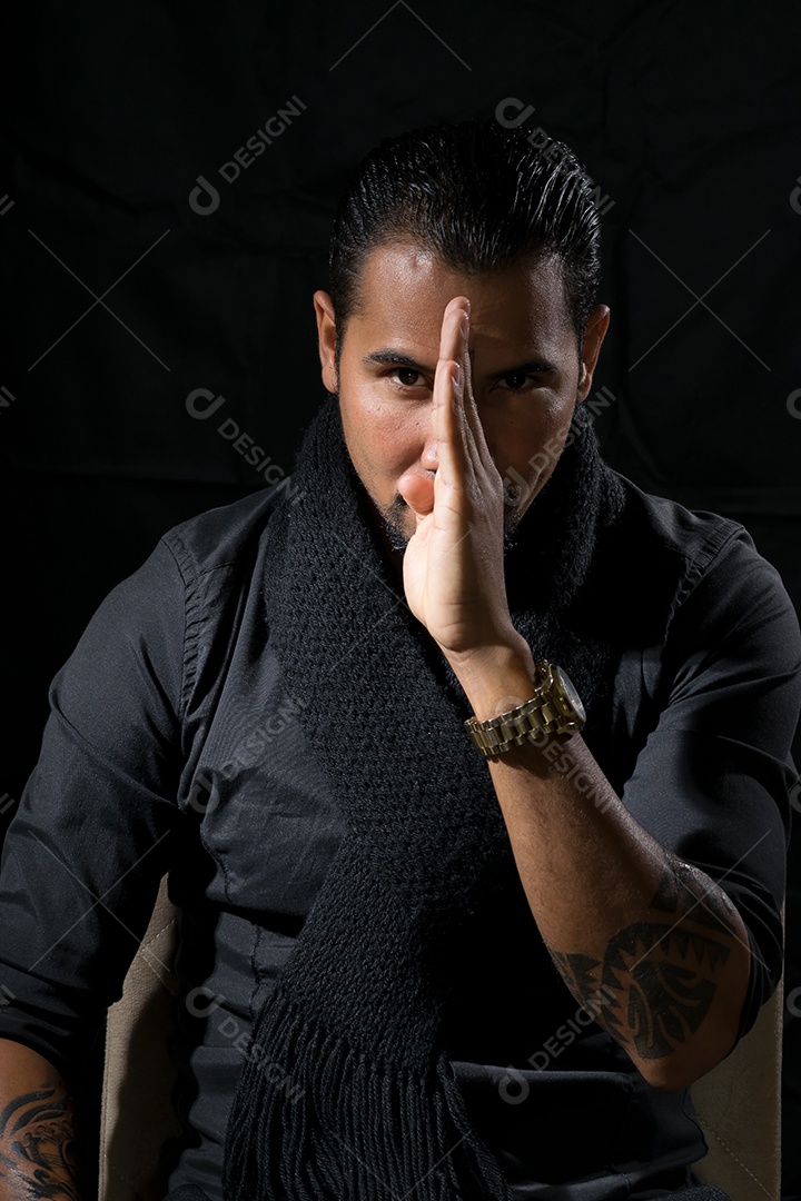 Um homem charmoso e lindo fazendo pose