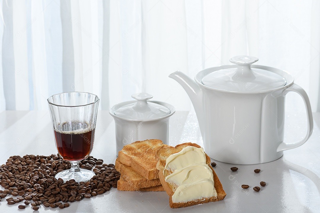 Torradas com requeijão leite e café para um delicioso lanche