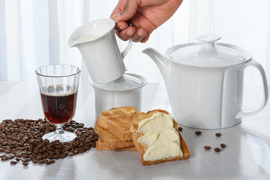 Xícara de café com colocando leite e torradas com requeijão