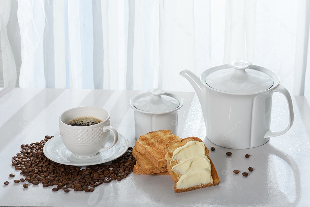 Uma xícara de café com torradas e leite para o café da tarde