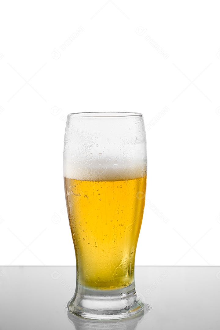 Copo com cerveja sobre fundo branco