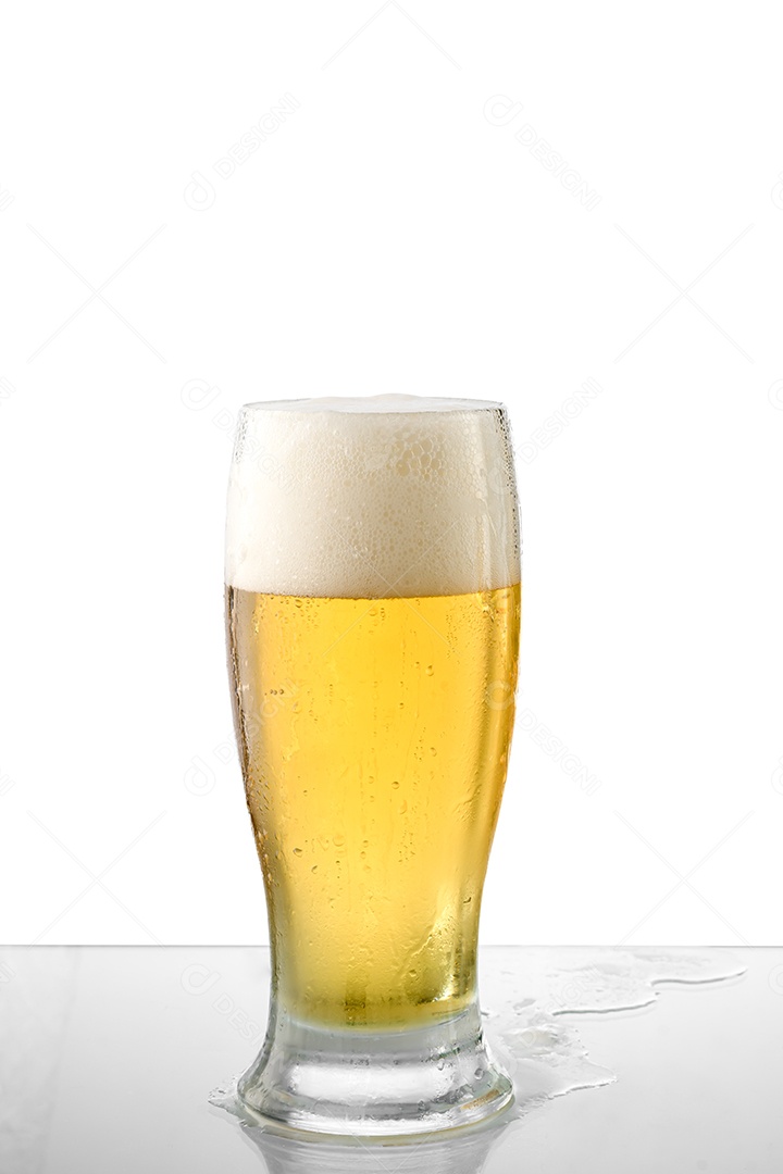 Um copo cheio de cerveja delicioso