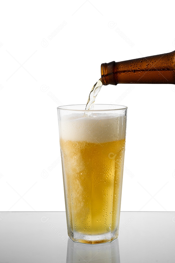 Garrafa colocando cerveja em copo