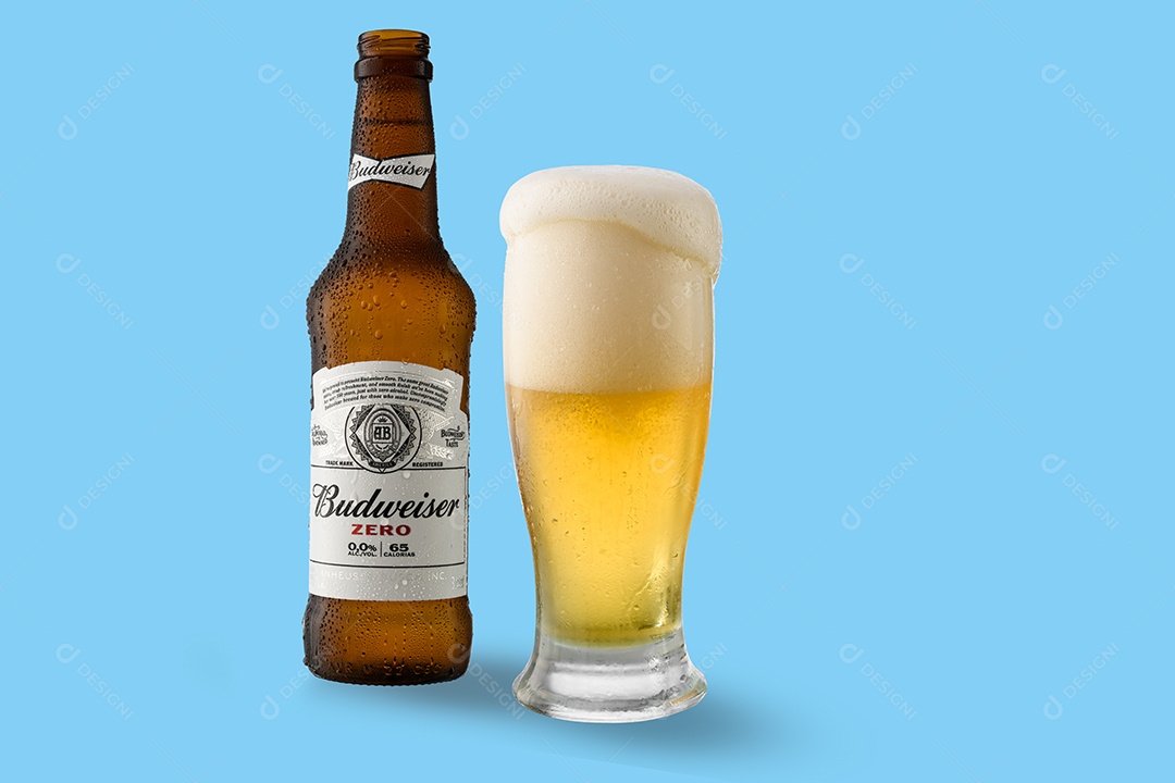 Copo e garrafa de cerveja Budweiser sobre fundo azul