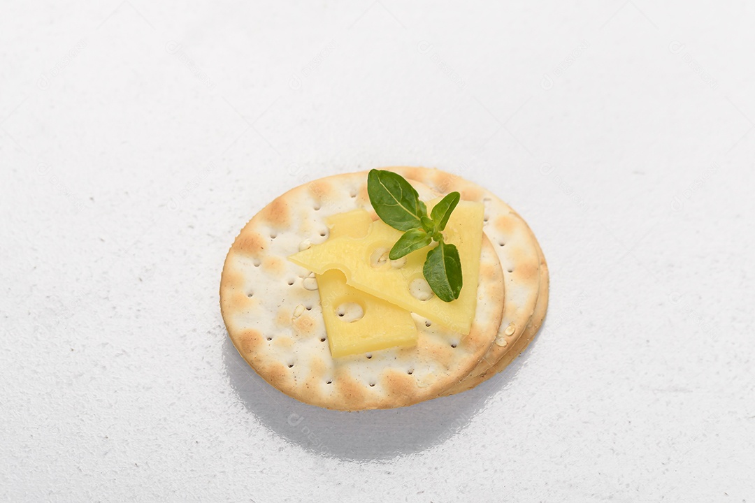 Bolachas de água e sal com queijo em cima