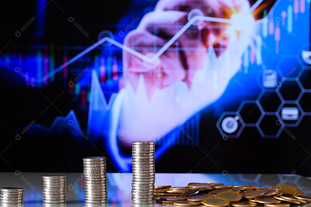 Muitas moedas de cinquenta centavos e um real sobre uma mesa