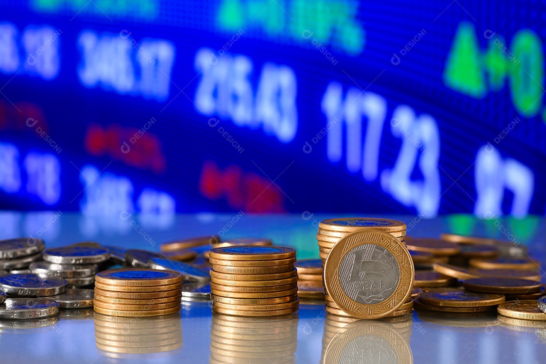 Muitas moedas sobre fundo de uma mesa empilhadas