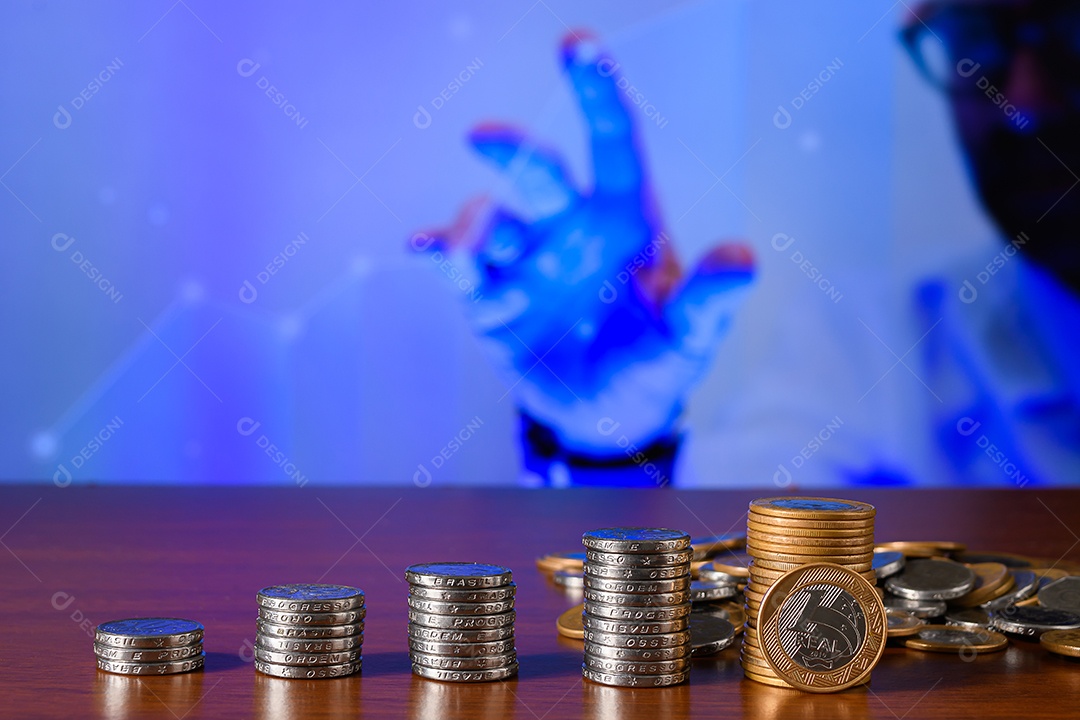 Moedas empilhadas sobre uma mesa e simbolizando poupança