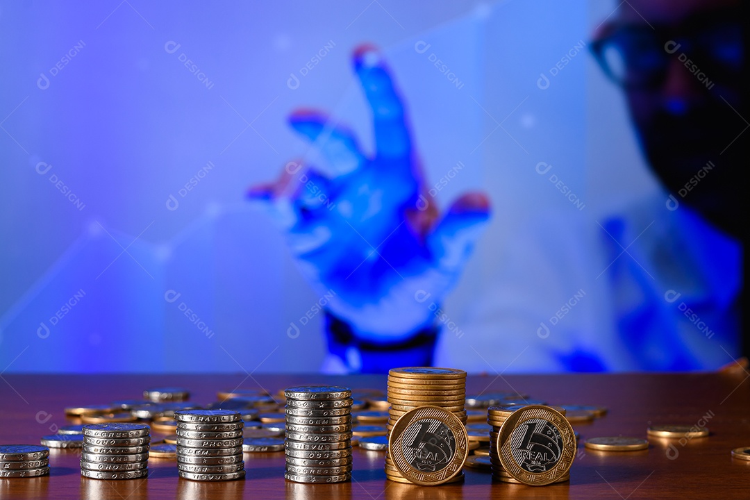 Moedas sobre uma mesa de madeira