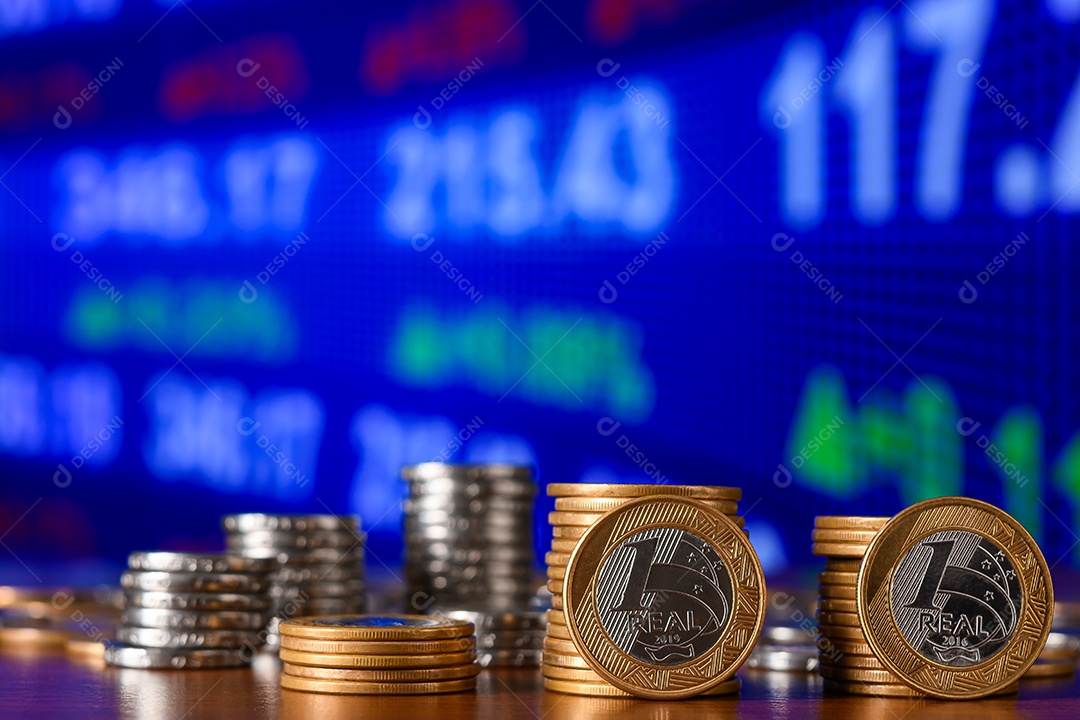 Muitas moedas de um real e cinquenta centavos