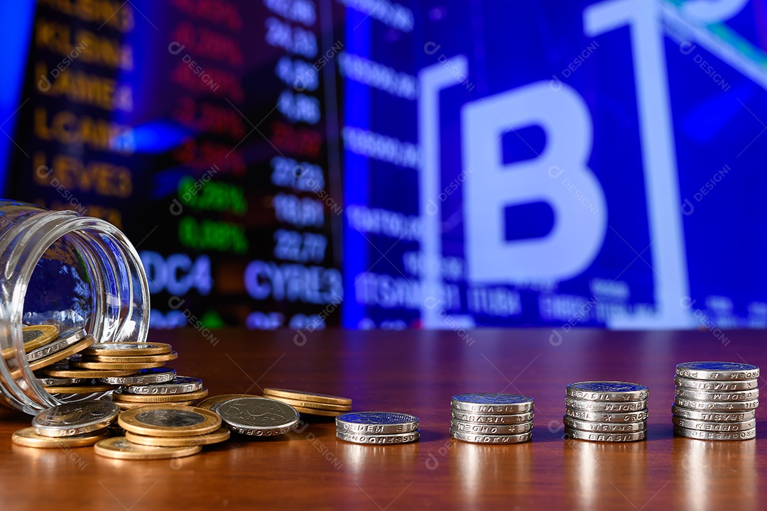 Muitas moedas sobre fundo de madeira