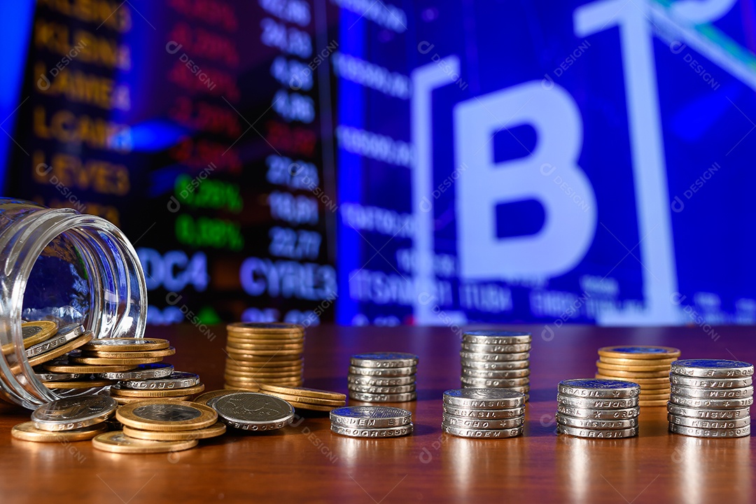 Muitas moedas sobre fundo de madeira