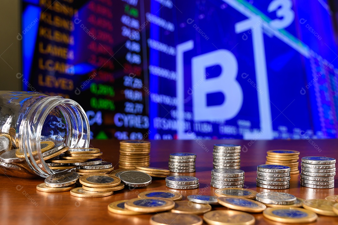 Várias moedas dinheiro sobre fundo de madeira