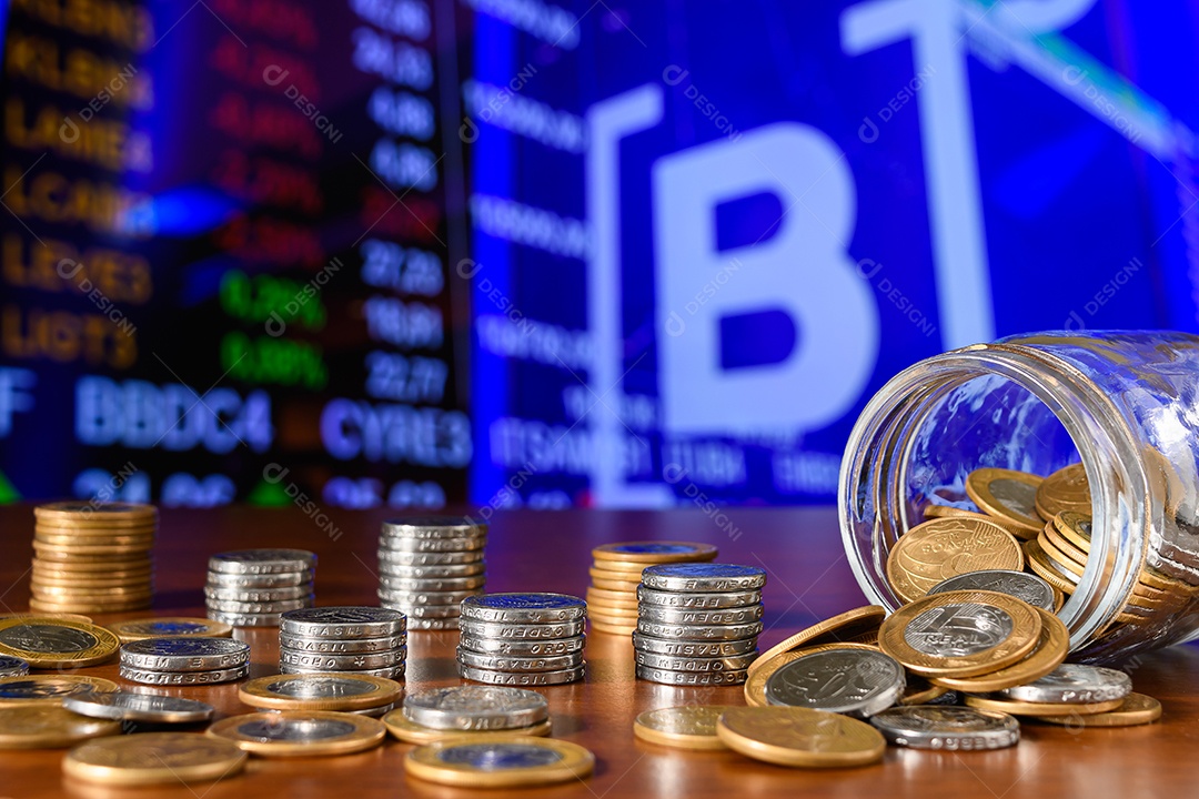 Muitas moedas sobre uma mesa