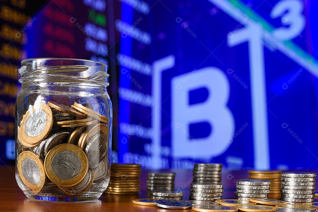 Moedas em potes de vidro