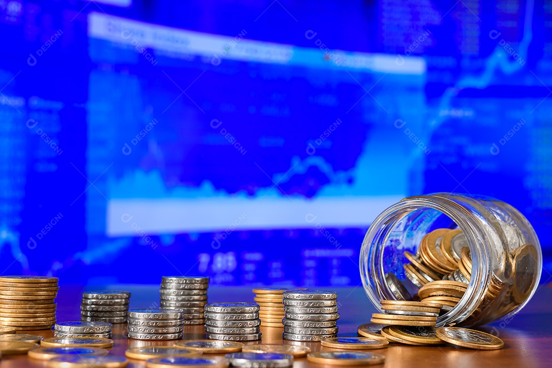 Pote de vidro caido com muitas moedas sobre fundo de gráfico