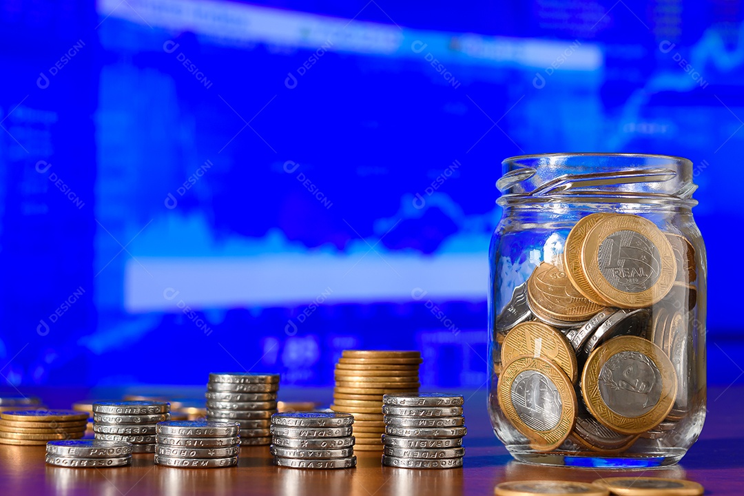 Moedas dentro de um pote de vidro