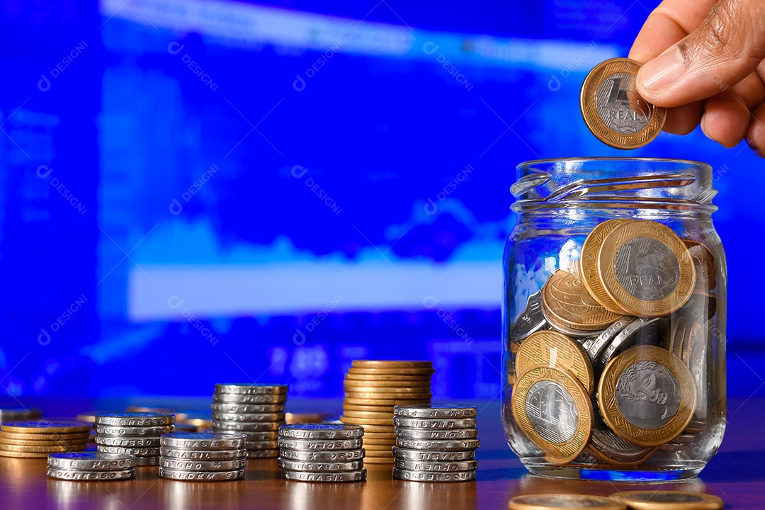 Pote de vidro com muitas moedas