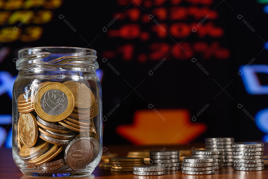 Pote com moedas conceito de poupança